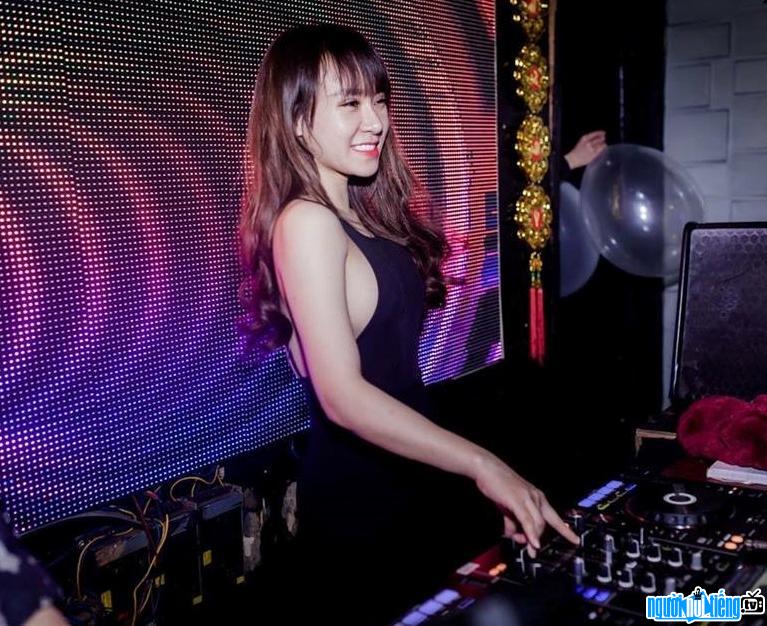  Picture of DJ Thu Moon is super hot on stage