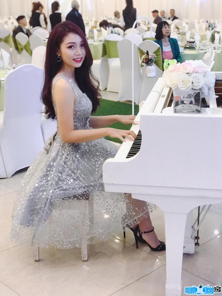  Picture of singer Tran Phuong Mai at a party