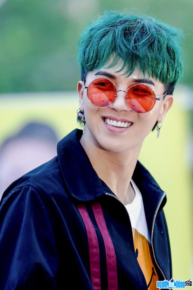  Picture of singer Song Mino with personality style