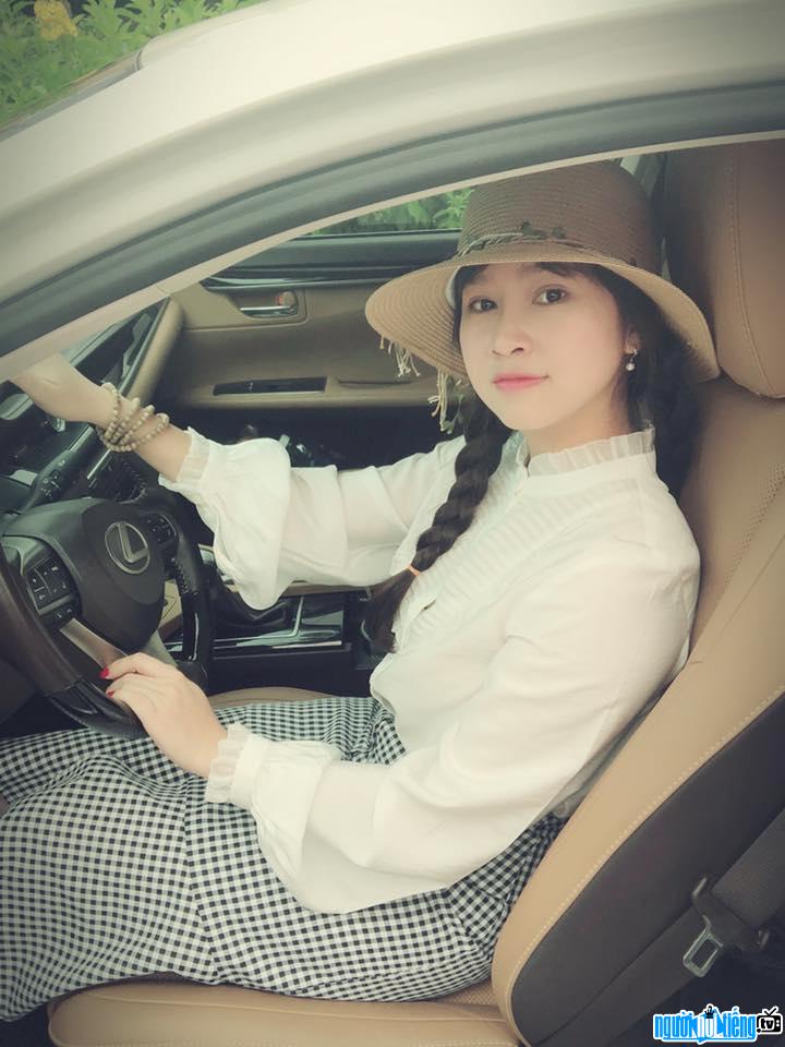  Photo of singer Cam Loan and her car