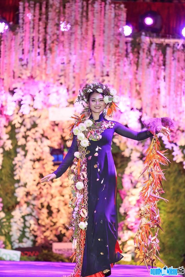 Picture of model Hong Anh at a catwalk