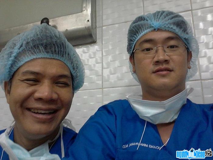 Bác sĩ Phan Minh Hoàng selfie trong phòng phẫu thuật