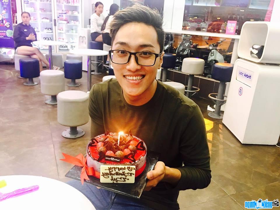 Dinh Loc dancer smiling brightly on his birthday