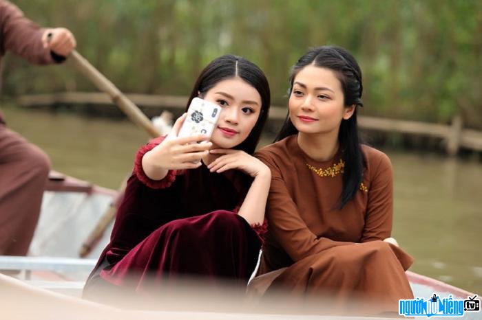  Actor Nguyen Kieu Anh plays MV with singer Thu Hang