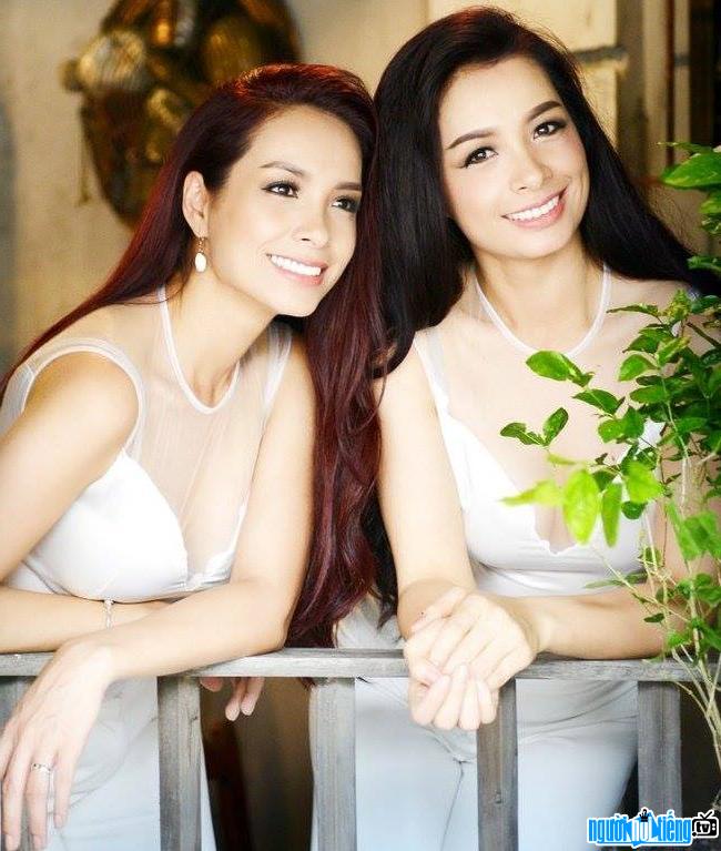 Cặp chị em người mẫu song sinh nổi tiếng Thúy Hằng - Thúy Hạnh