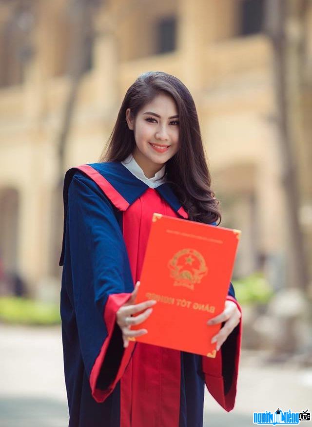  Picture of Miss Nguyen Thi Kieu He is beautiful in graduation photos