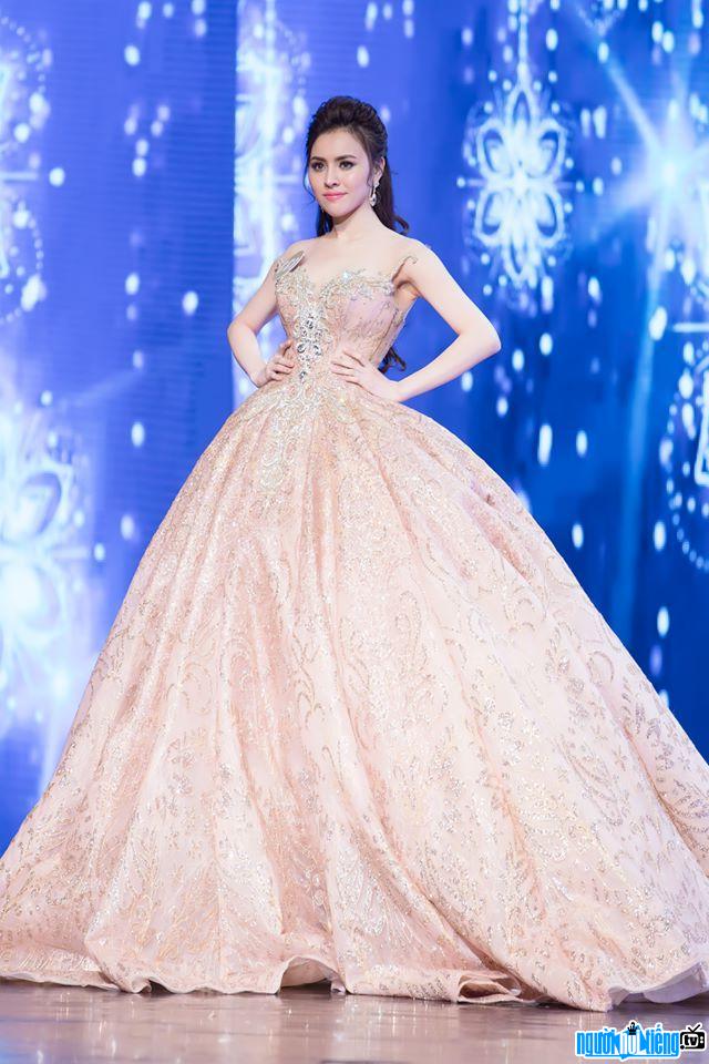 Miss Thu Dung shines in evening dresses