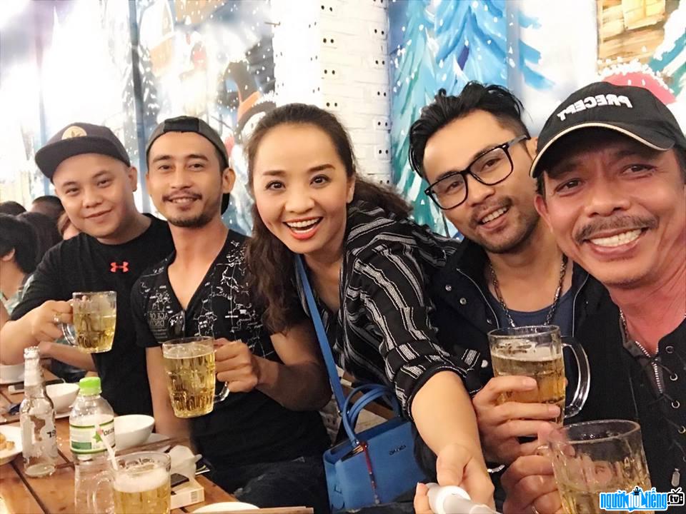 Bức ảnh diễn viên Lâm Minh Thắng và những người bạn đồng nghiệp của mình