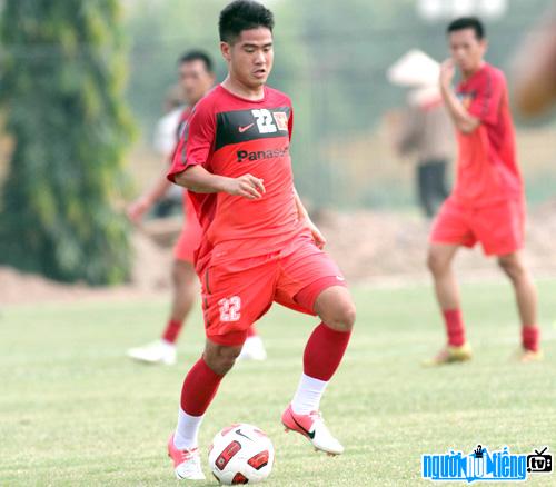 Bức ảnh cầu thủ Âu Văn Hoàn đang chơi bóng trên sân