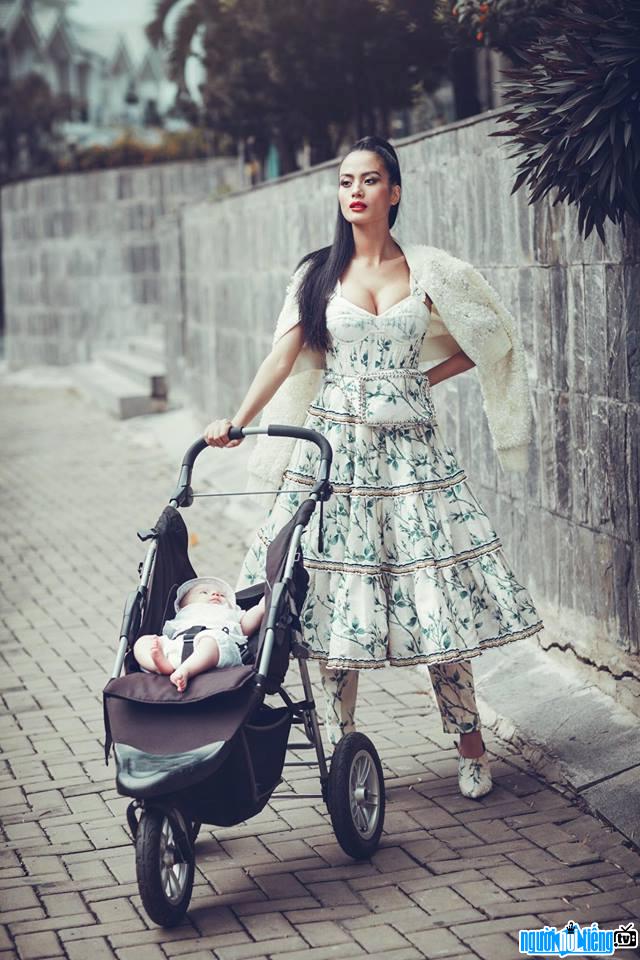  Ministry Single mother photo of model Nguyen Dinh Nhu Van