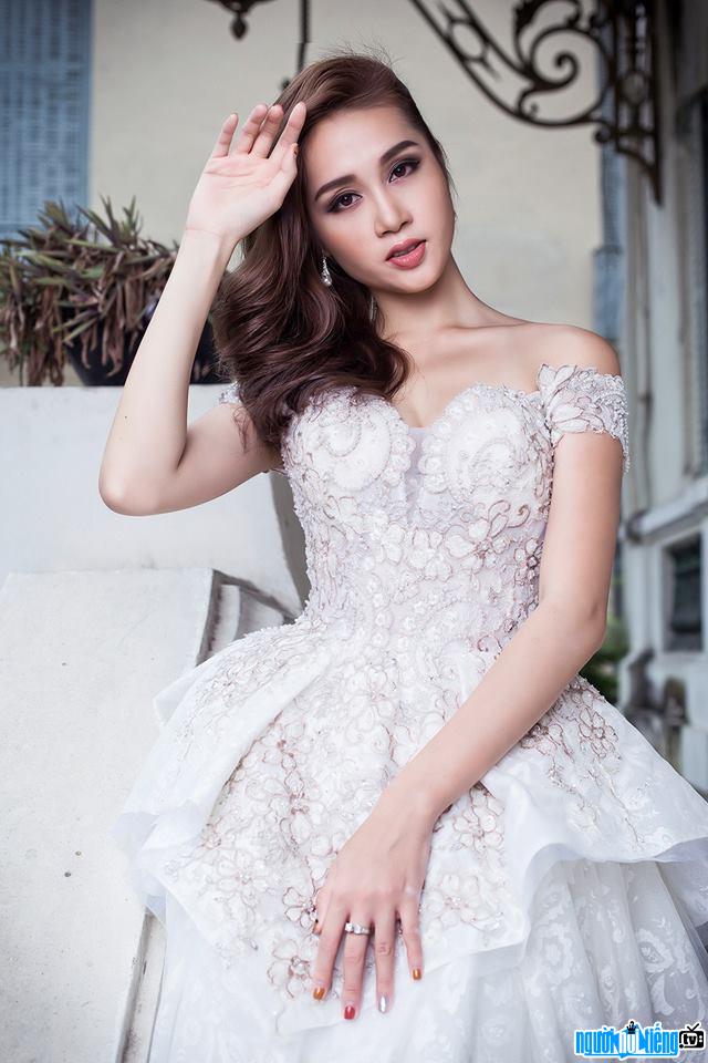 The image of model Le Thu An is sexy and beautiful with a pure white dress