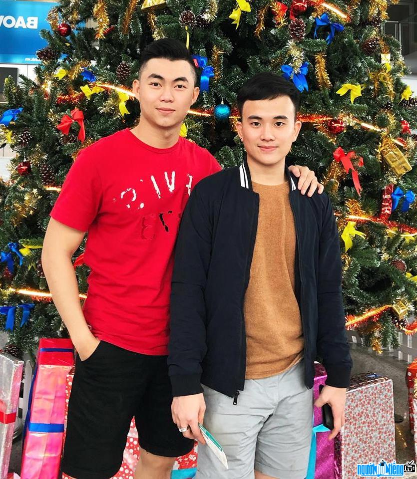 Hình ảnh hot boy Huỳnh Đăng Thông vui vẻ bên bạn bè trong dịp giáng sinh