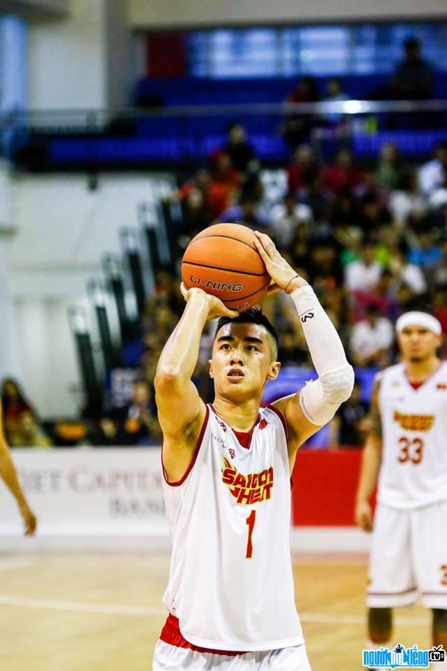  Picture of basketball player Stefan Nguyen Tuan Tu playing on the field