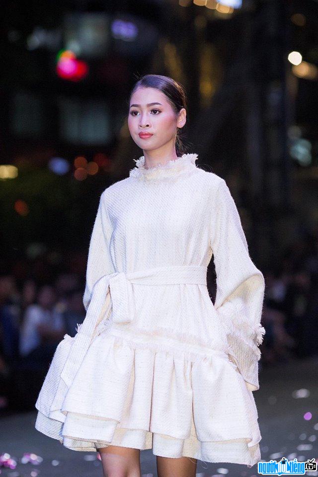 Hình ảnh người mẫu Huỳnh Thanh Thúy trong một show diễn thời trang của NTK Chung Thanh Phong