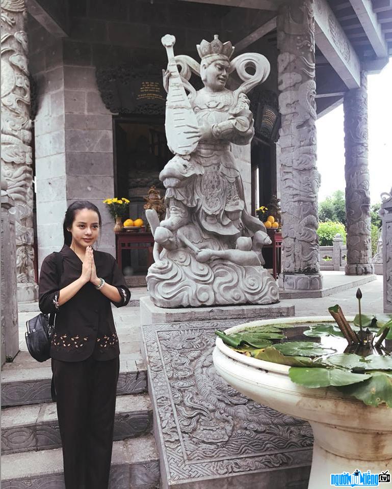  Photo of DJ Mai Anh going to the temple