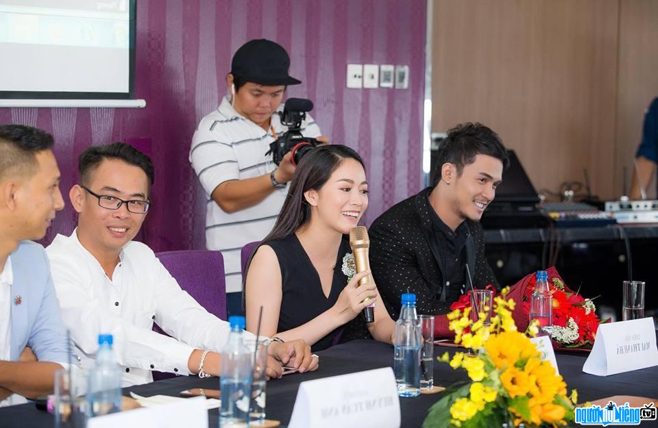 Hình ảnh diễn viên Mai Thanh Hà tại một buổi họp báo ra mắt phim