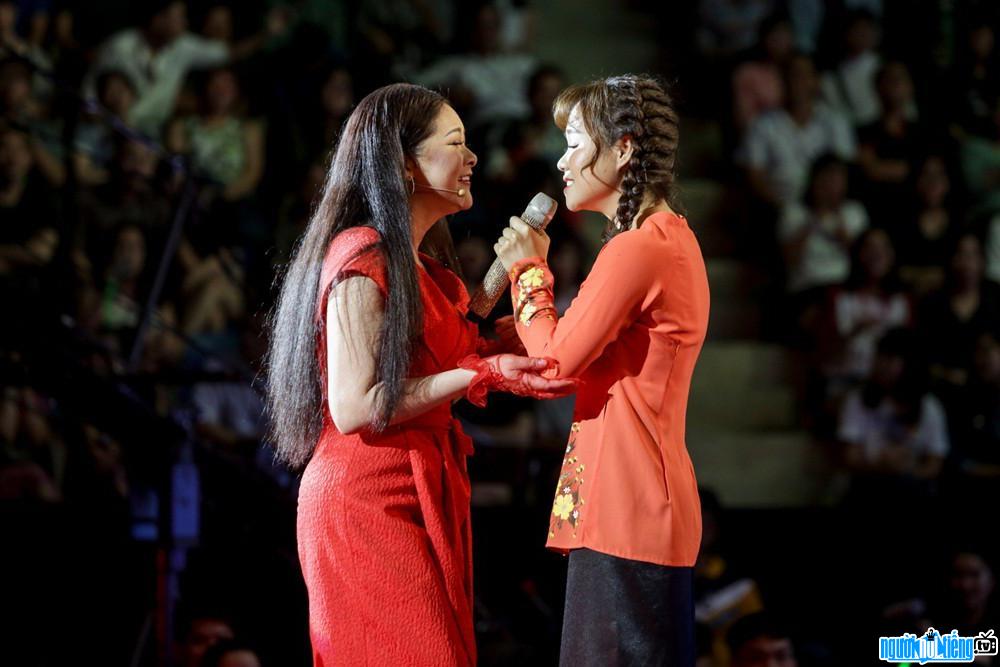  The photo of singer Yuuki Anh Bui and singer Nhu Quynh