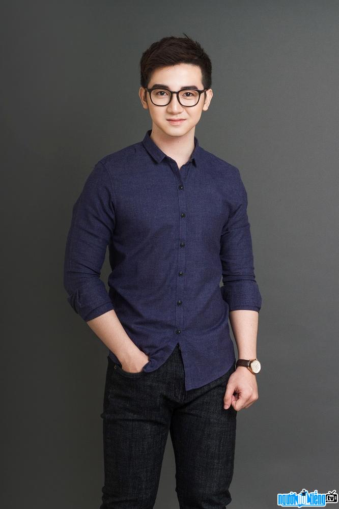 A leg image About actor Nguyen Hong Phong