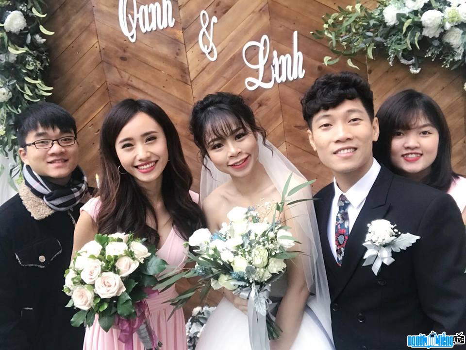 Picture of singer Pham Tung Linh and his wife happily with friends on the wedding day