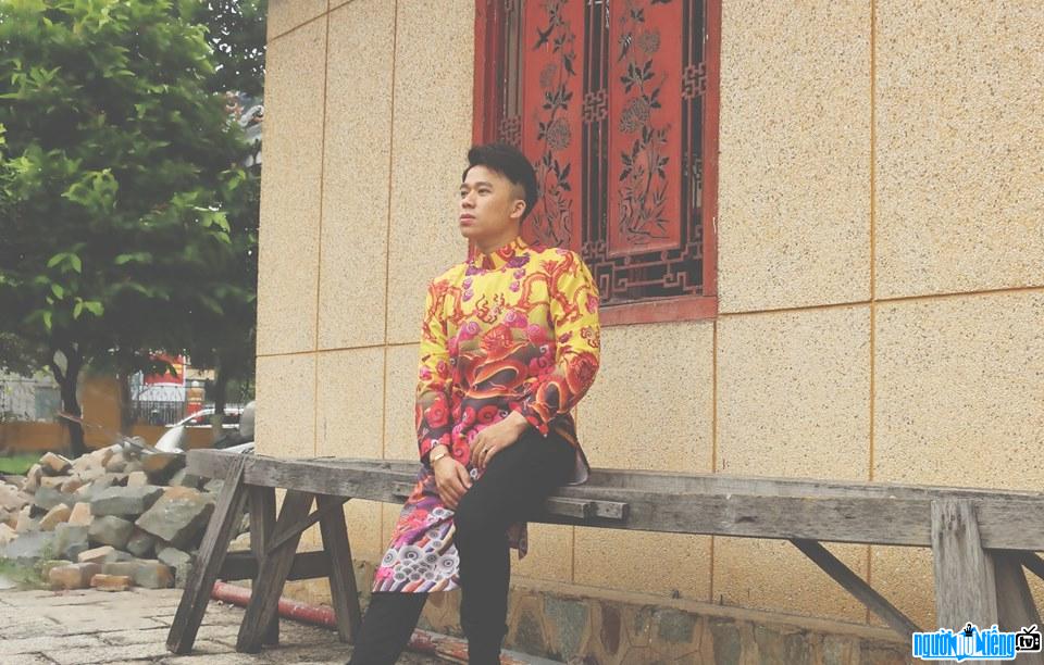 Hình ảnh họa sĩ Phạm Hồng Minh trong trang phục áo dài đi chơi xuân