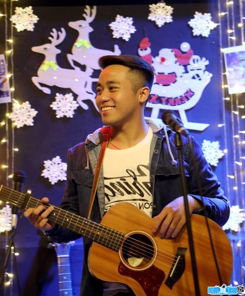 Image of Singer Nguyen Dinh Khuong 4