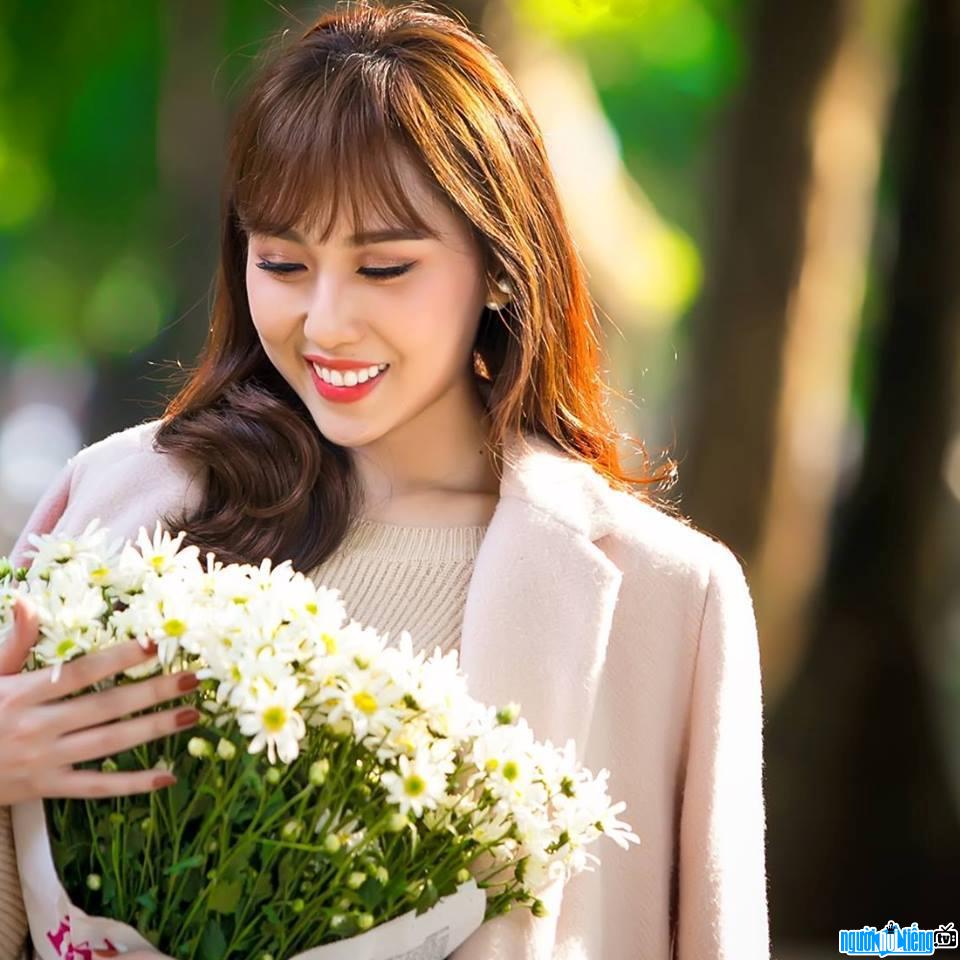  The picture of Miss Phan Hoang Kim with flowers
