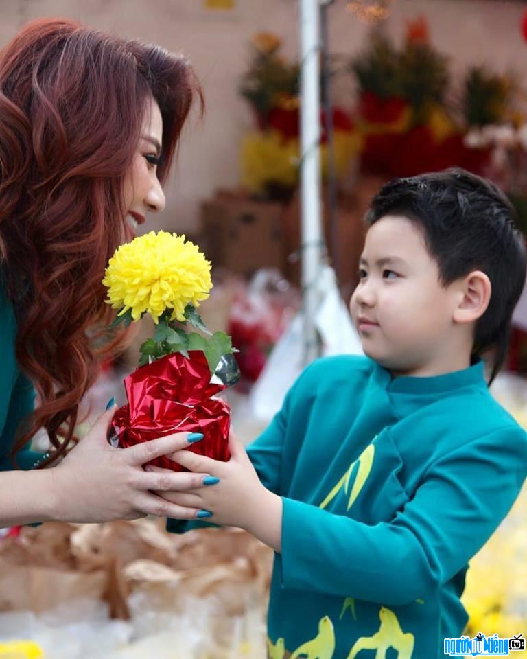 Bức ảnh ca sĩ Trizzie Phương Trinh hạnh phúc khi được con trai tặng hoa