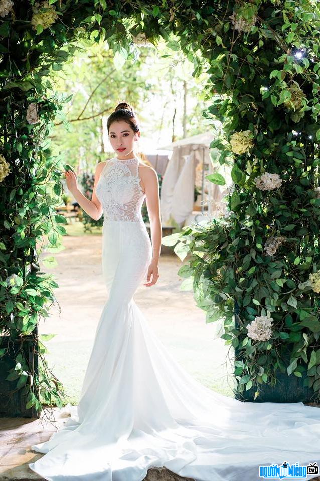 Pic photo of hot girl Sara Ngoc Duyen beautiful and pure with a white wedding dress Sara Ngoc Duyen