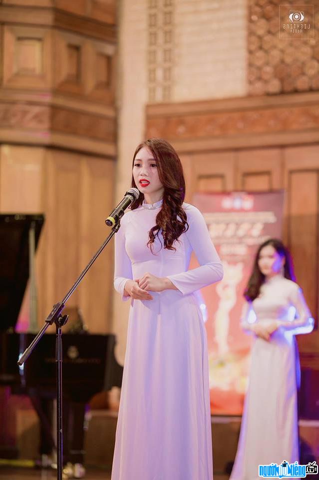  image of singer Tran Phuong Mai at the contest "Talent & Charming VNAM 2018"