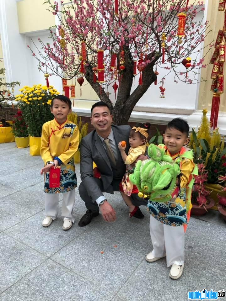 Bức ảnh doanh nhân John Tuấn Nguyễn vui vẻ bên các em nhỏ