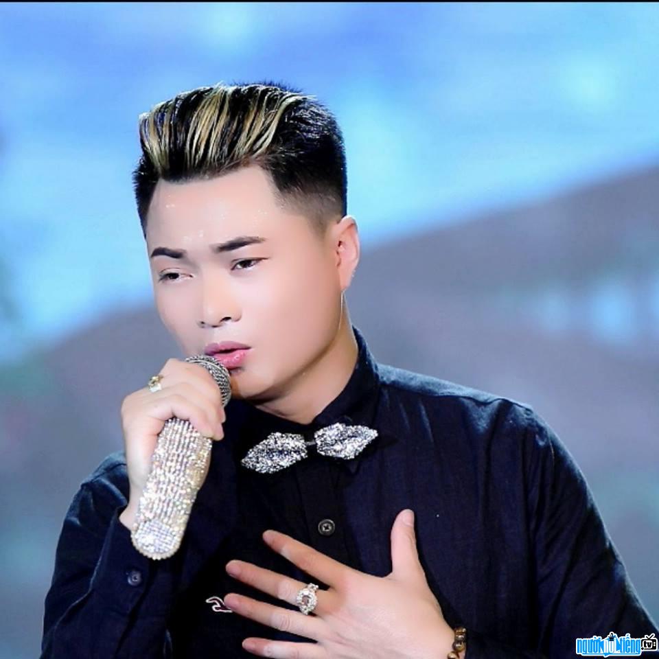  New image of singer Khanh Lam BQB