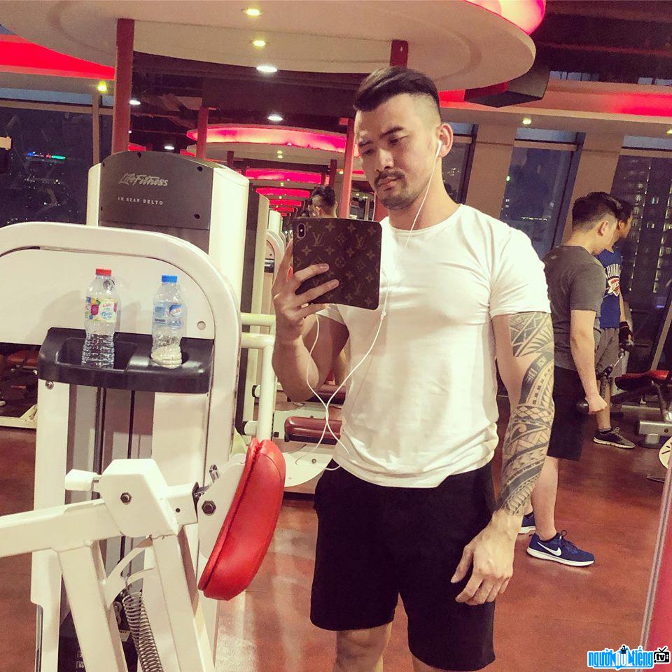  Image of businessman Nguyen Huu Phuoc showing off his toned body thanks to the gym