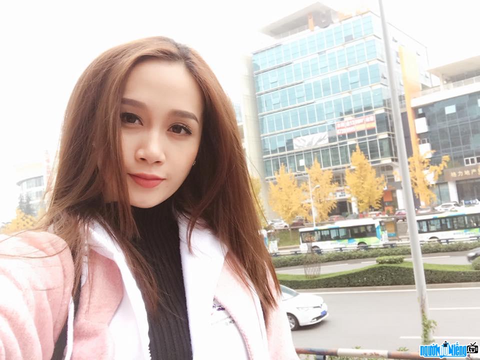  Model Le Thu An with a bare face walking on the street