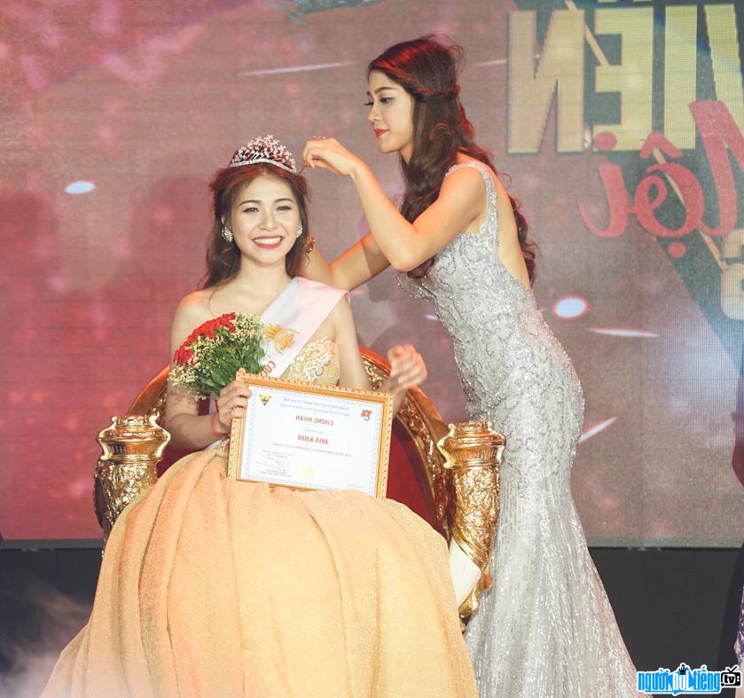 Hình ảnh hoa khôi Hồ Ái Thơ trong giây phút đăng quang Miss Thăng Long 2017