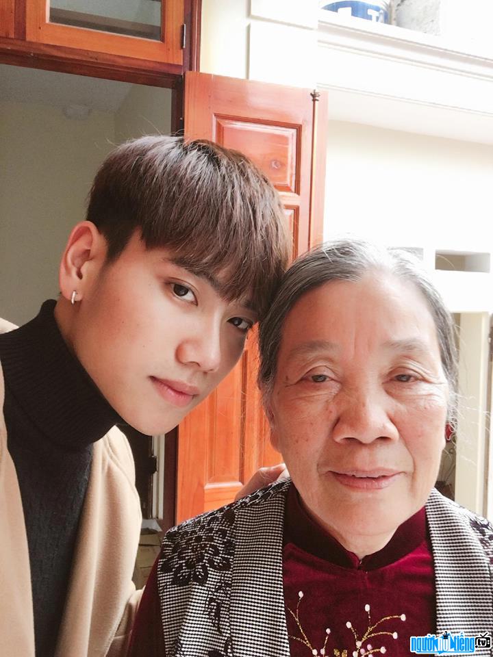 Hot photo of Dang Tran Nham and his grandmother