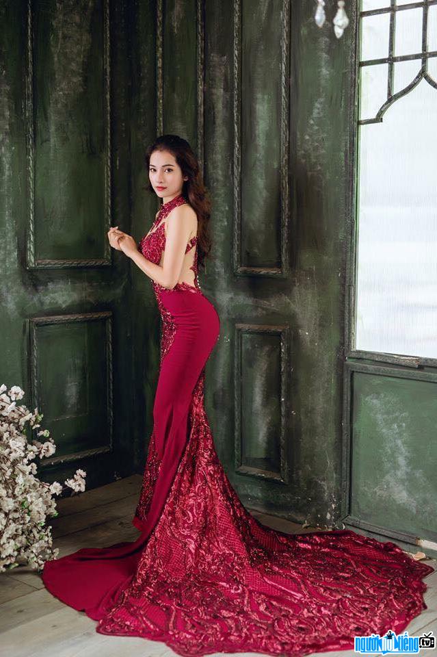  Hot girl Sara Ngoc Duyen showing off her sexy body with a fishtail dress