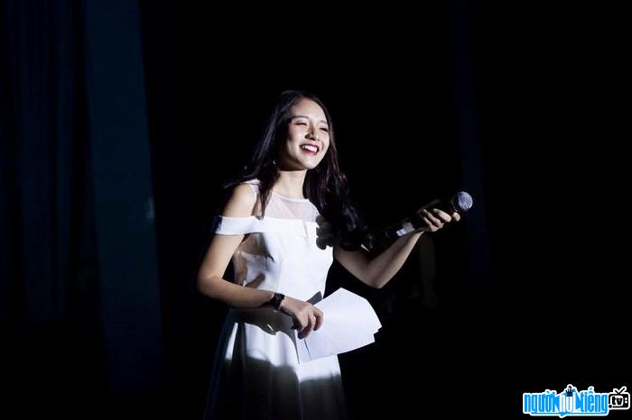  MC Vu Phuong Thao is graceful on stage