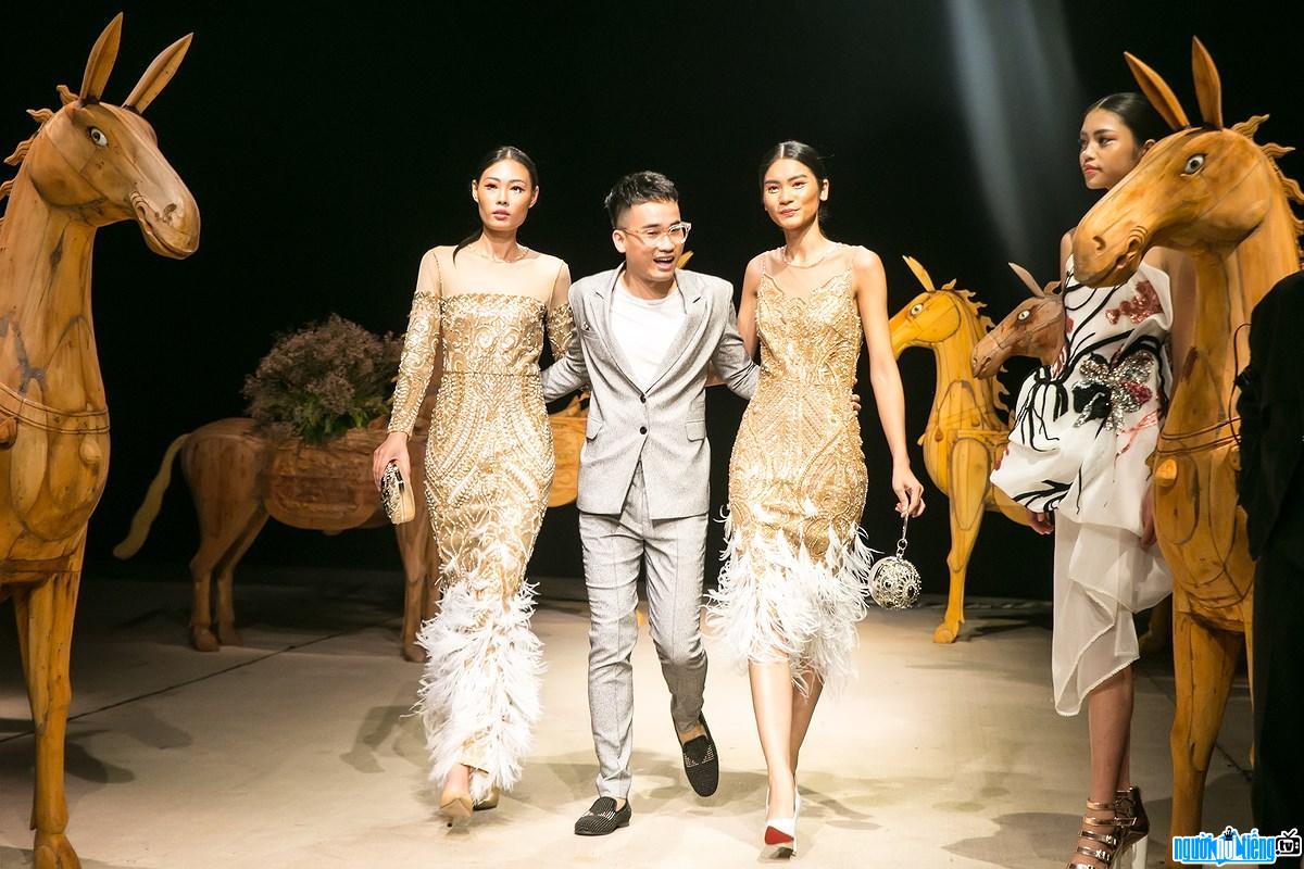  Picture of designer Ha Duy at a fashion show