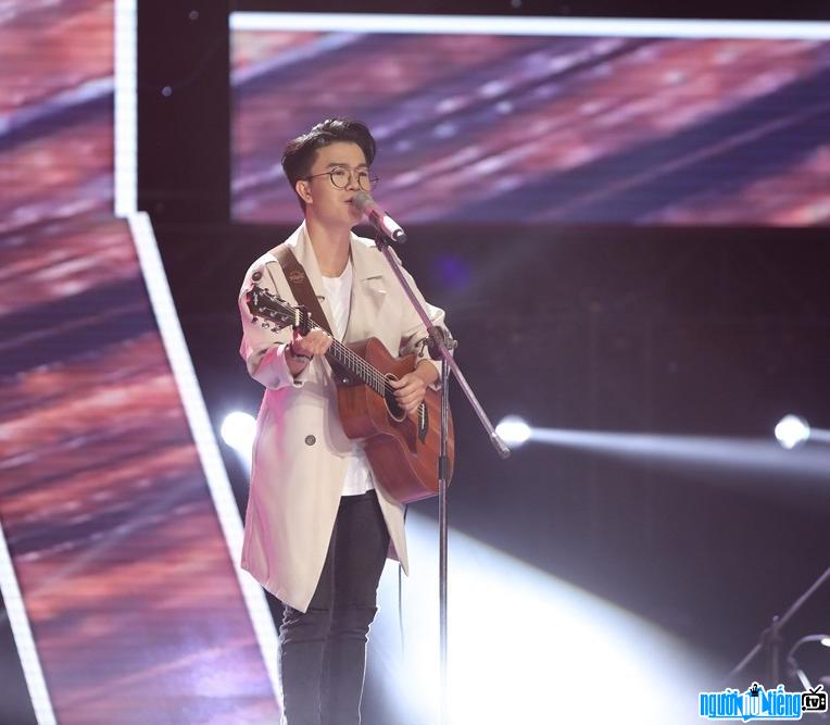  Picture of Do Thanh Nghiep on stage Vietnamese Voice 2018