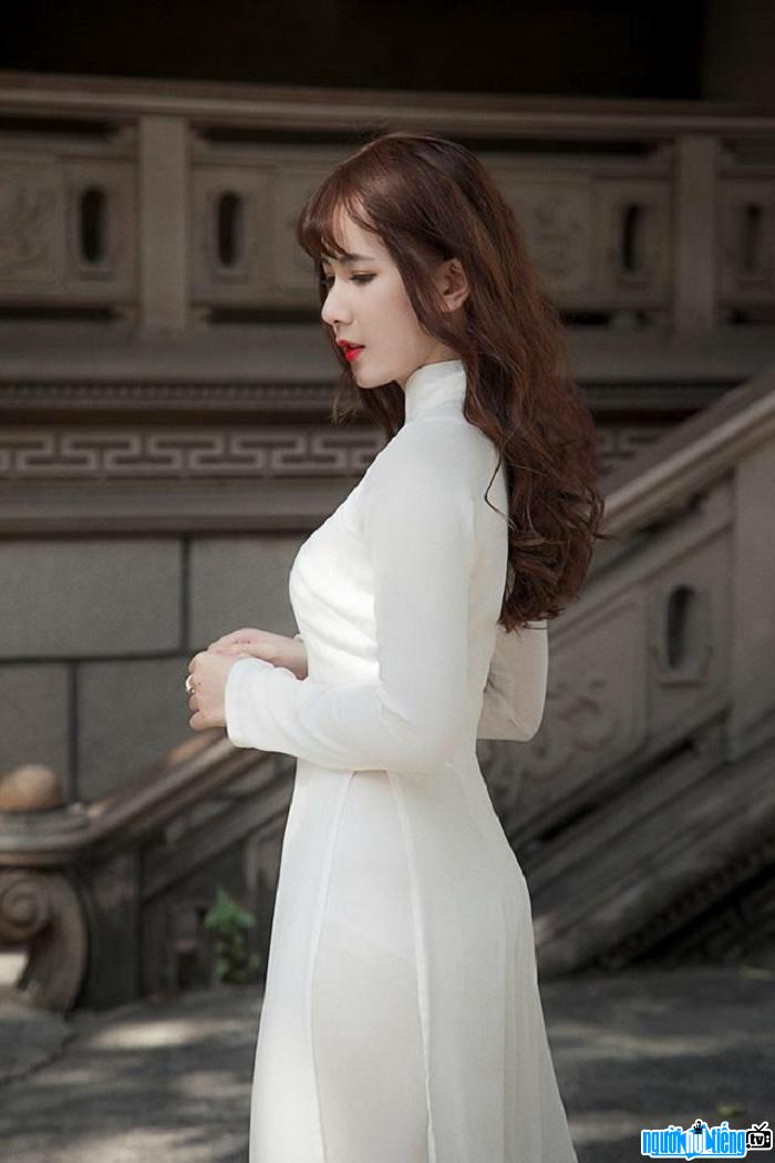 Actor Kim Tuyen is gentle in a white dress