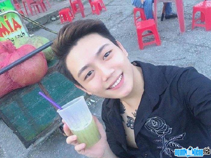  Hot boy selling sugarcane juice Ha Minh Tri causes storms in social networks