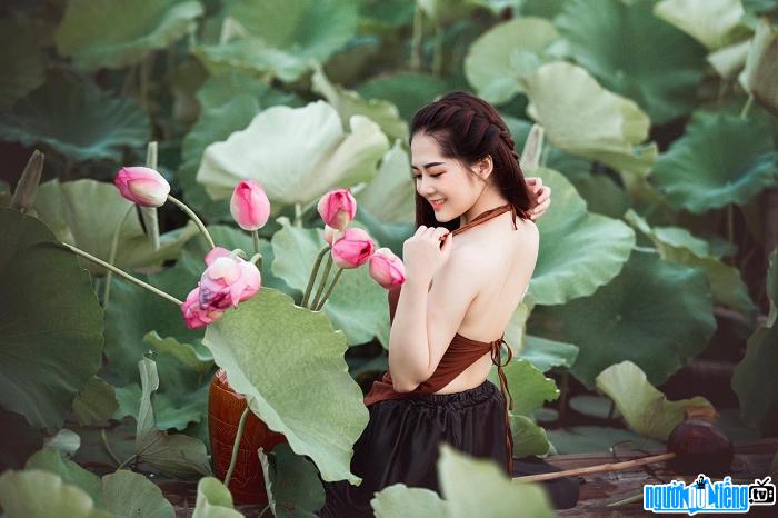  Hot girl Vu Phuong is beautiful and attractive with lotus flowers