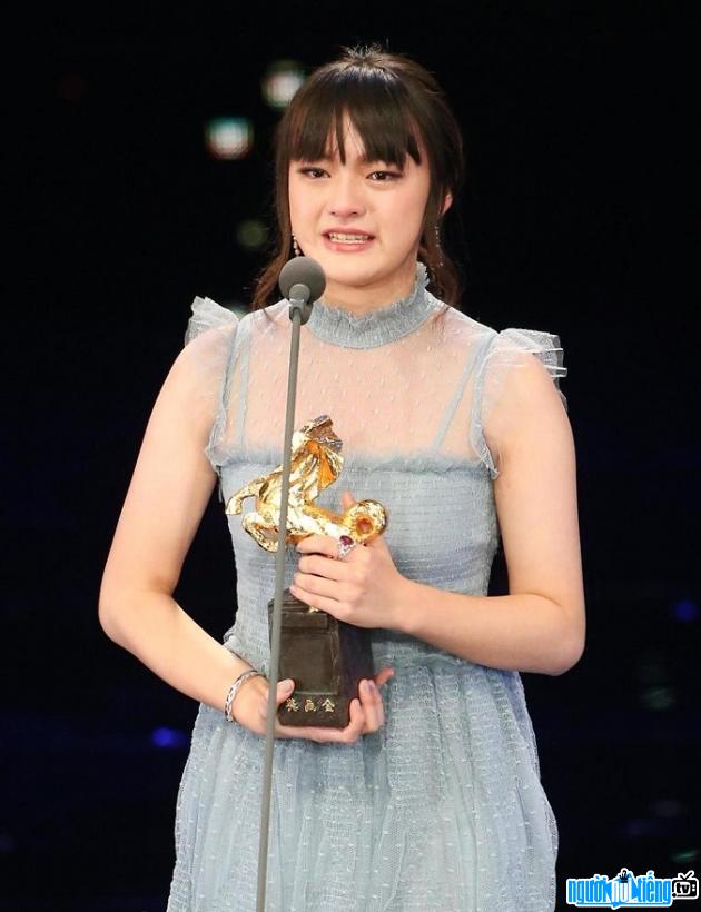  Actor Tran Van Ky was touched when receiving the award for Best Supporting Actress