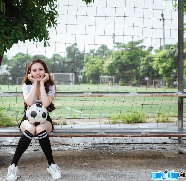 Hot girl Trần Anh Thư được khen ngợi vì am hiểu bóng đá