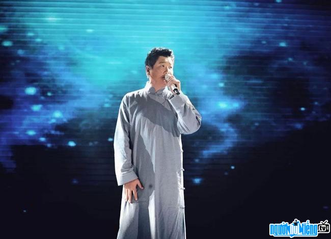 Ca sĩ Tôn Nam biểu diễn trên sân khấu