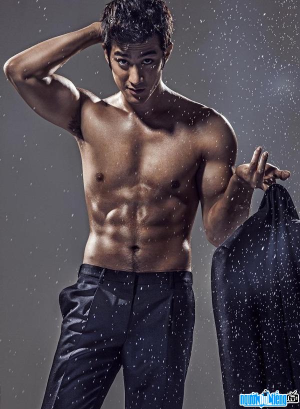  The charming body of actor Ly Tri Dinh