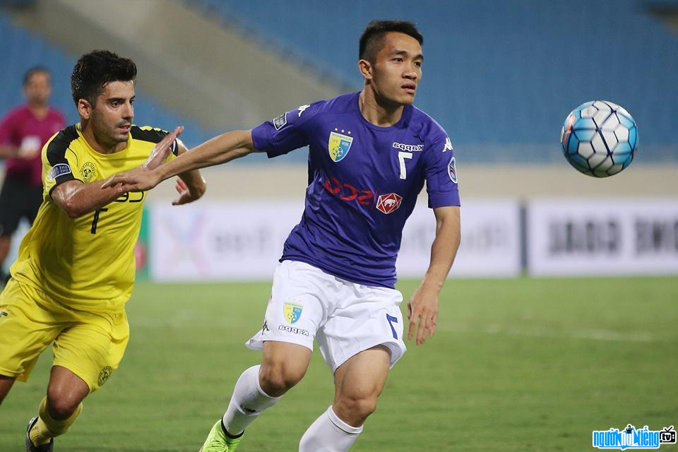  Sam Ngoc Duc repeatedly mixed with the ball violently with the opponent's player