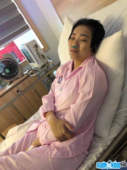  Picture of badminton player Nguyen Huyen Trang undergoing radiation treatment for cancer at the hospital