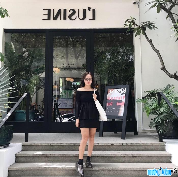 Food blogger Vũ Mỹ Linh dễ thương với cặp kính cận đặc trưng