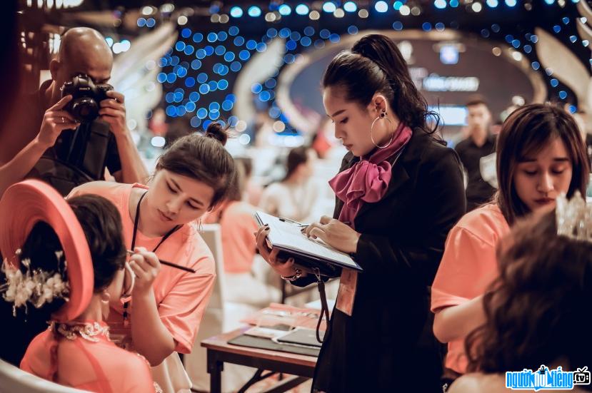  Image of make-up artist Jong APhuong at the 2018 International Cosmetology Congress event